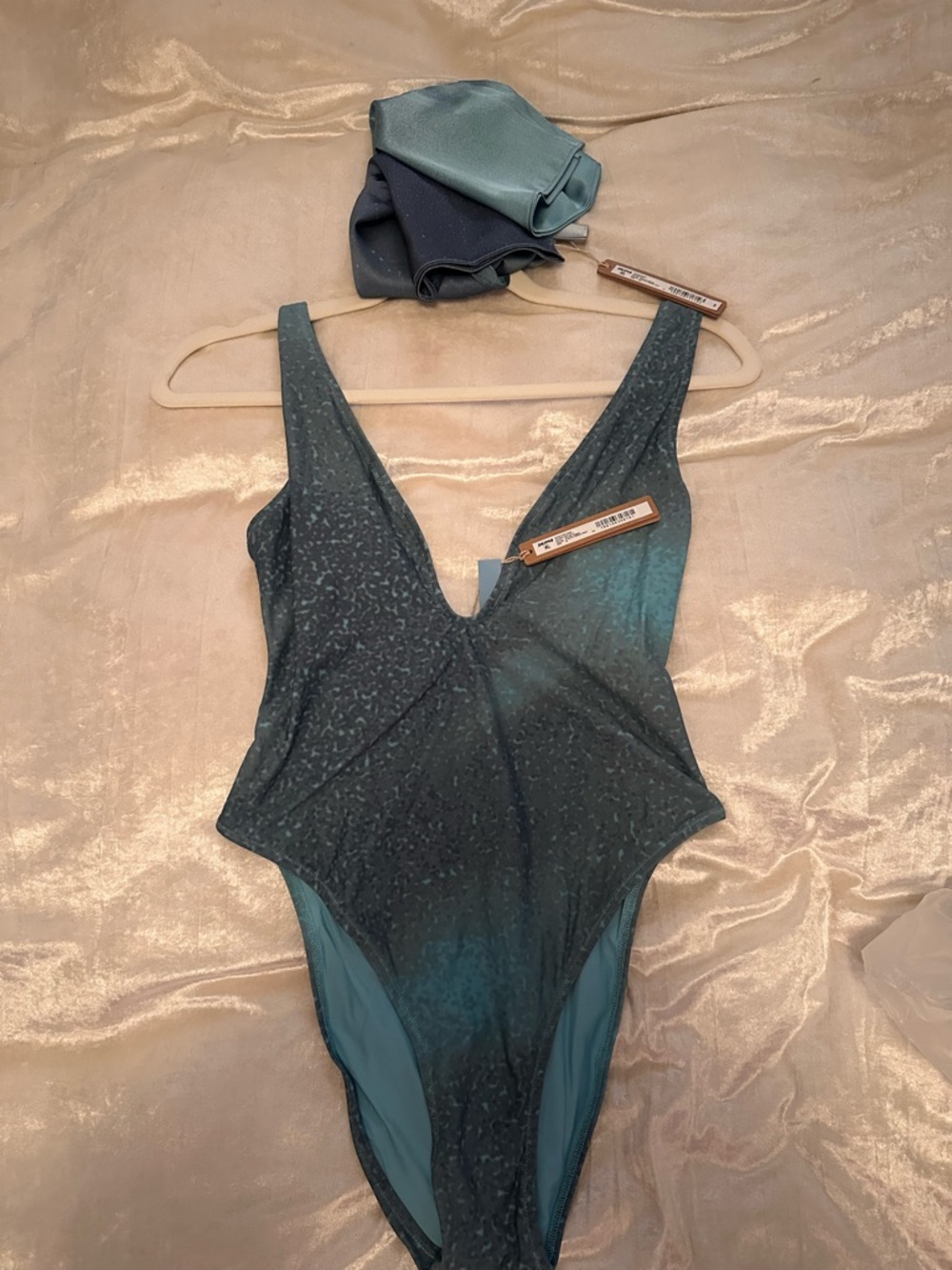 NWT skims signature swim plunge one piece cyan ombré size medium. With scarf